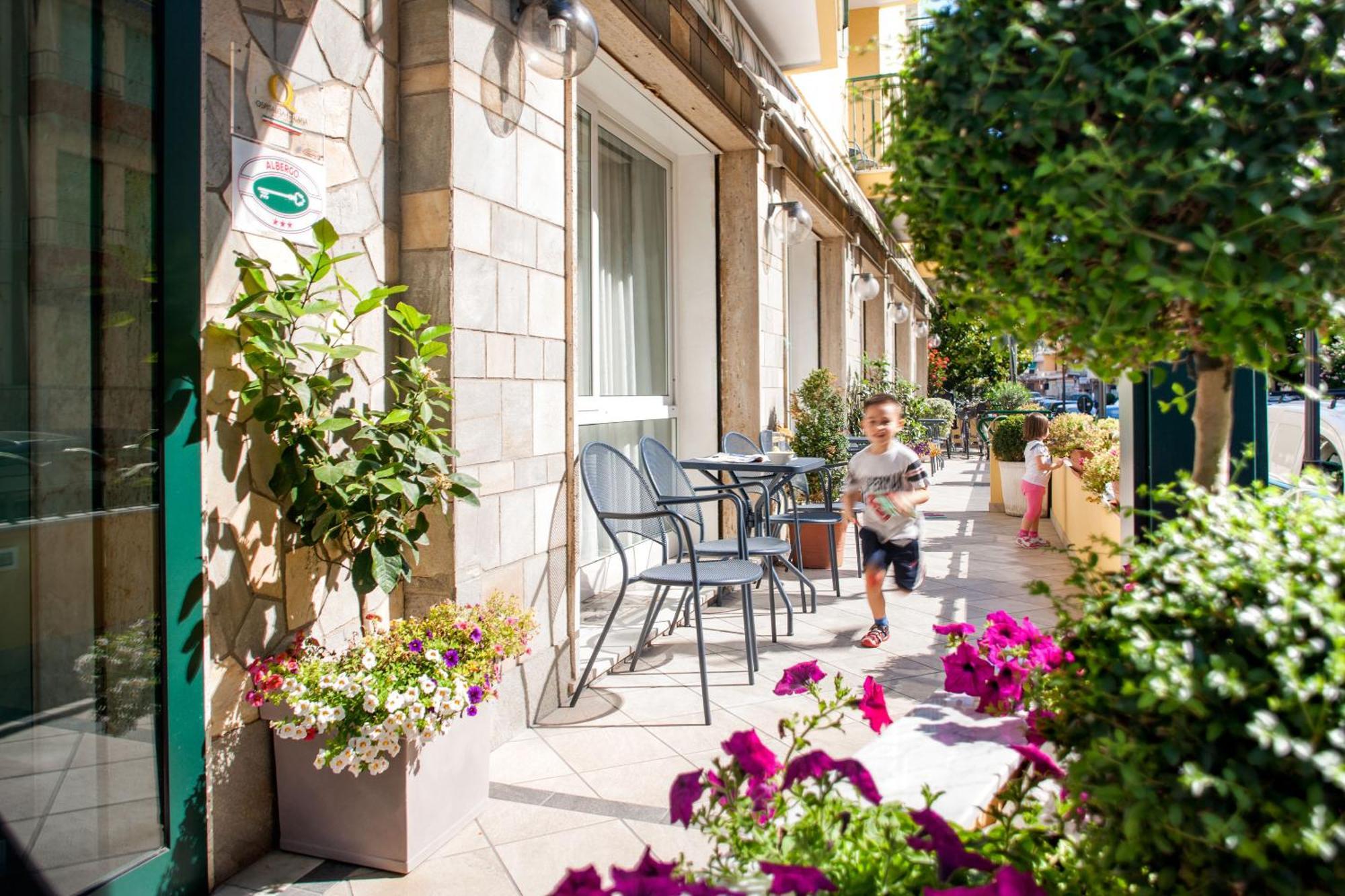Hotel Curtis Centrale Alassio Exterior foto